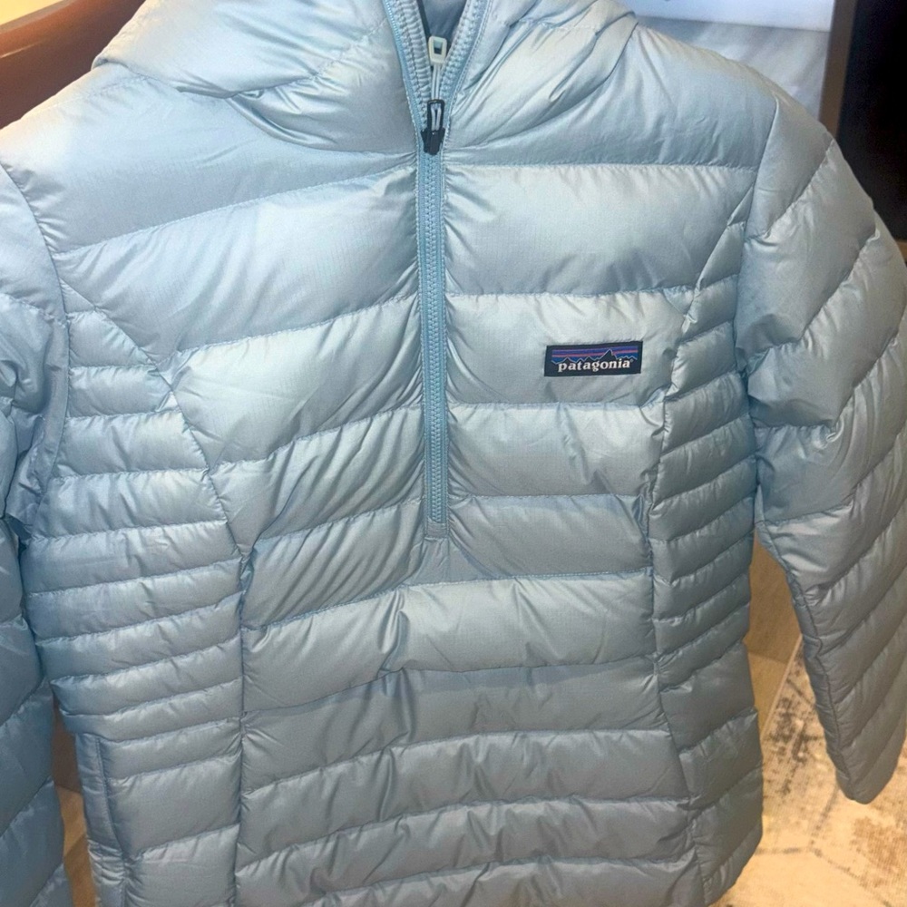 Patagonia Women’s Baby Blue 1/2 Zip lightweight down hoody jacket